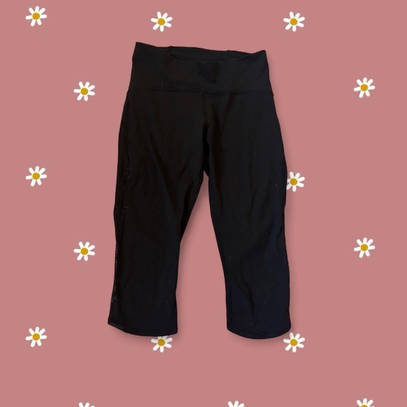Lululemon Women's Black Capri Leggings - Picture 3 of 3
